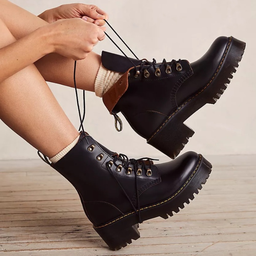 SOLD‼️“LEONA” Dr. Martens Black Leather Lace-Up Boots